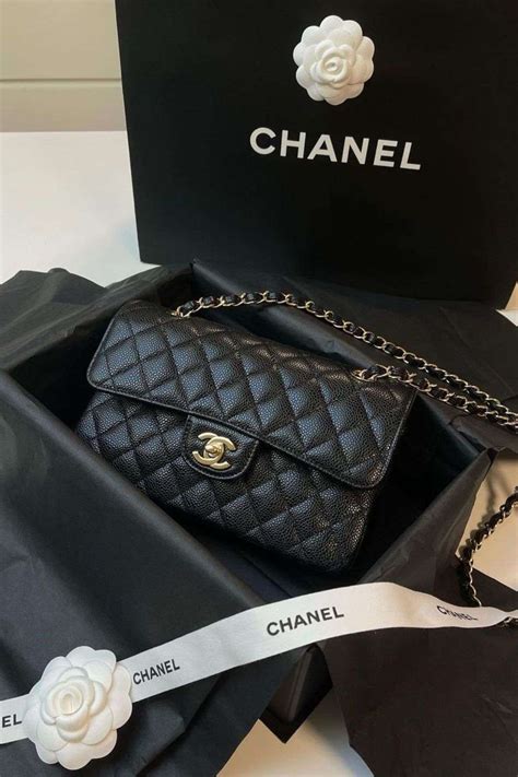 chanel cardholder caviar vs lambskin